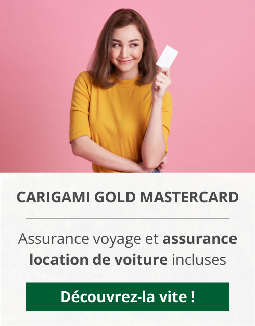 Femme tenant une carte de crédit dans la main.